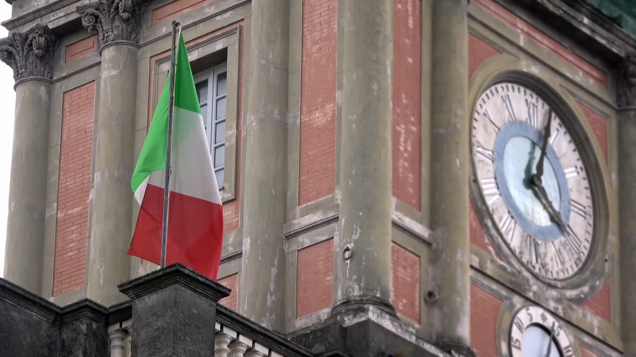 바람에 흔들리는 이탈리아 발, 나폴리의 댄테 광장