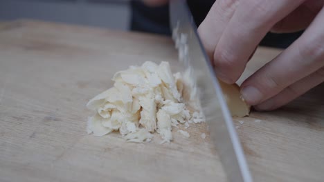 Cortar-Finamente-Y-Picar-Una-Media-Esfera-De-Azúcar-De-Palma-Con-Un-Cuchillo-De-Cocina-Afilado.