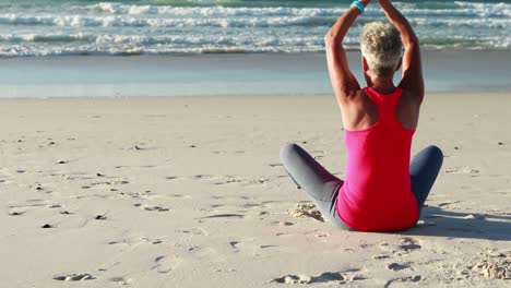 Mujer-Mayor-Haciendo-Yoga-En-La-Playa