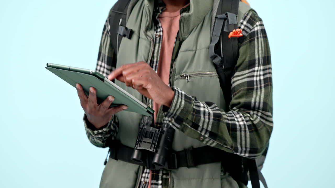 viaje, tableta y manos escribiendo para la dirección