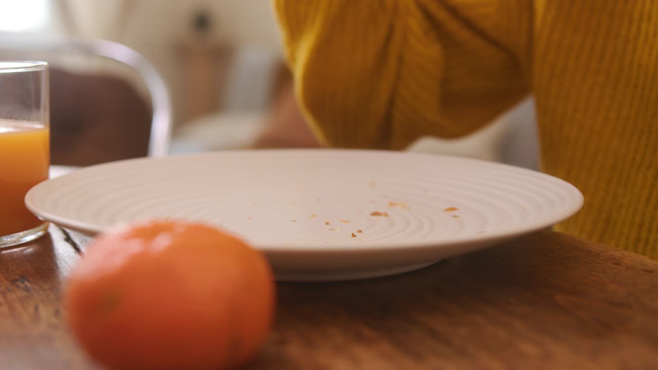 una foto de un camión de un humano tomando un bocado de un brioche