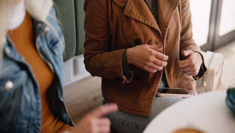 dos mujeres teniendo una conversación en un café