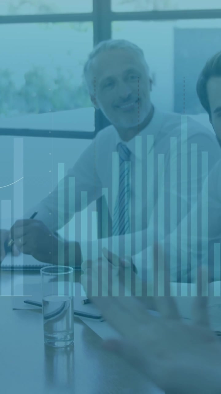 Professionisti in una riunione con sovrapposizione di grafico a barre animato.