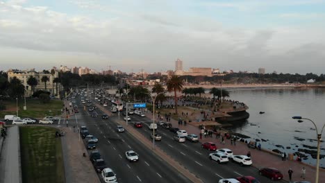 Landschaftsluftaufnahmen-Des-Verkehrs-In-Montevideo,-Uruguay