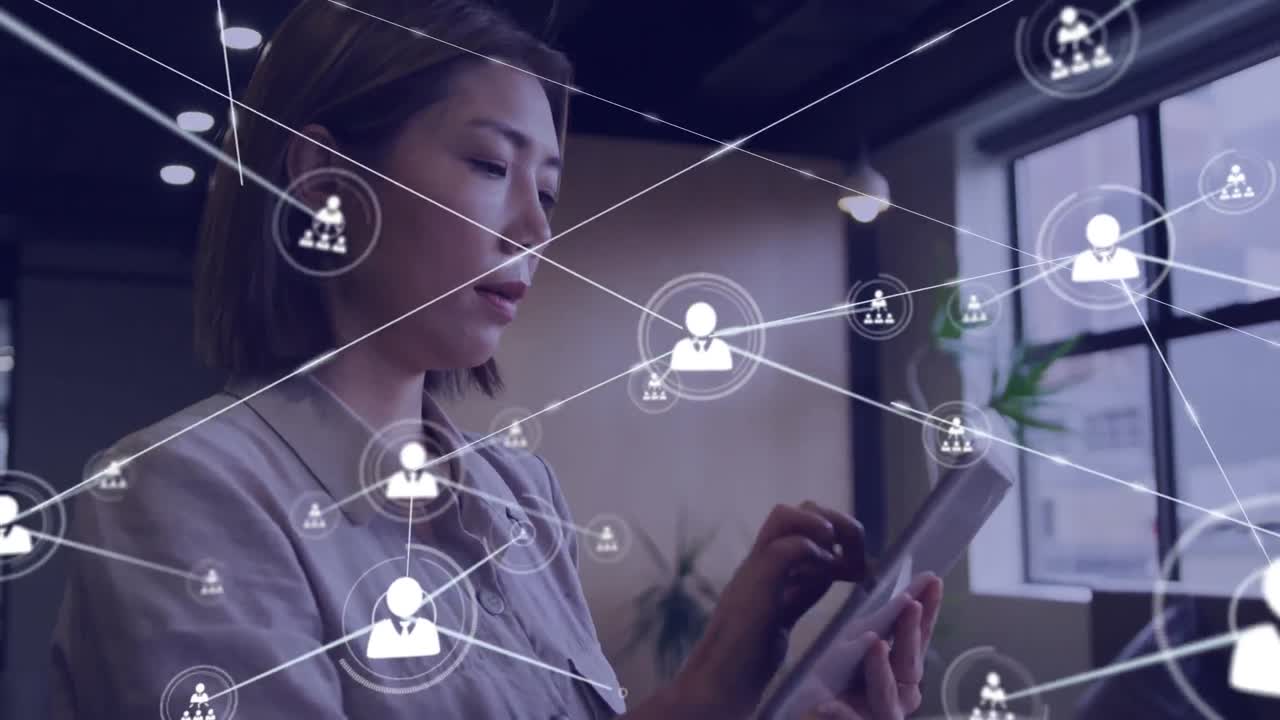 animación de iconos de los medios sobre una mujer de negocios asiática que usa una tableta