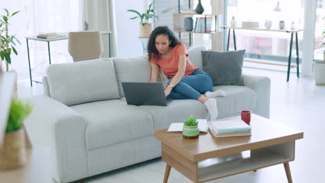 Computadora-Portátil-En-Casa,-Sofá-Y-Mujer-Leyendo