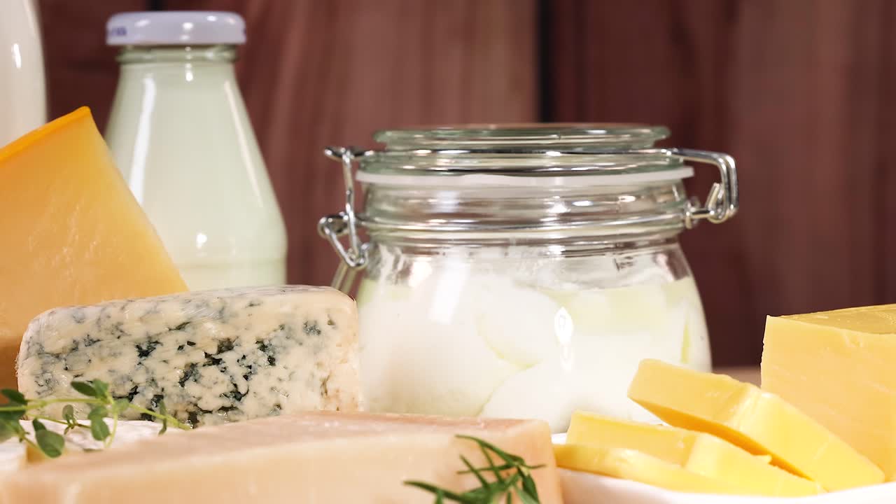 나무 표면 에 전시 된 여러 가지 유제품