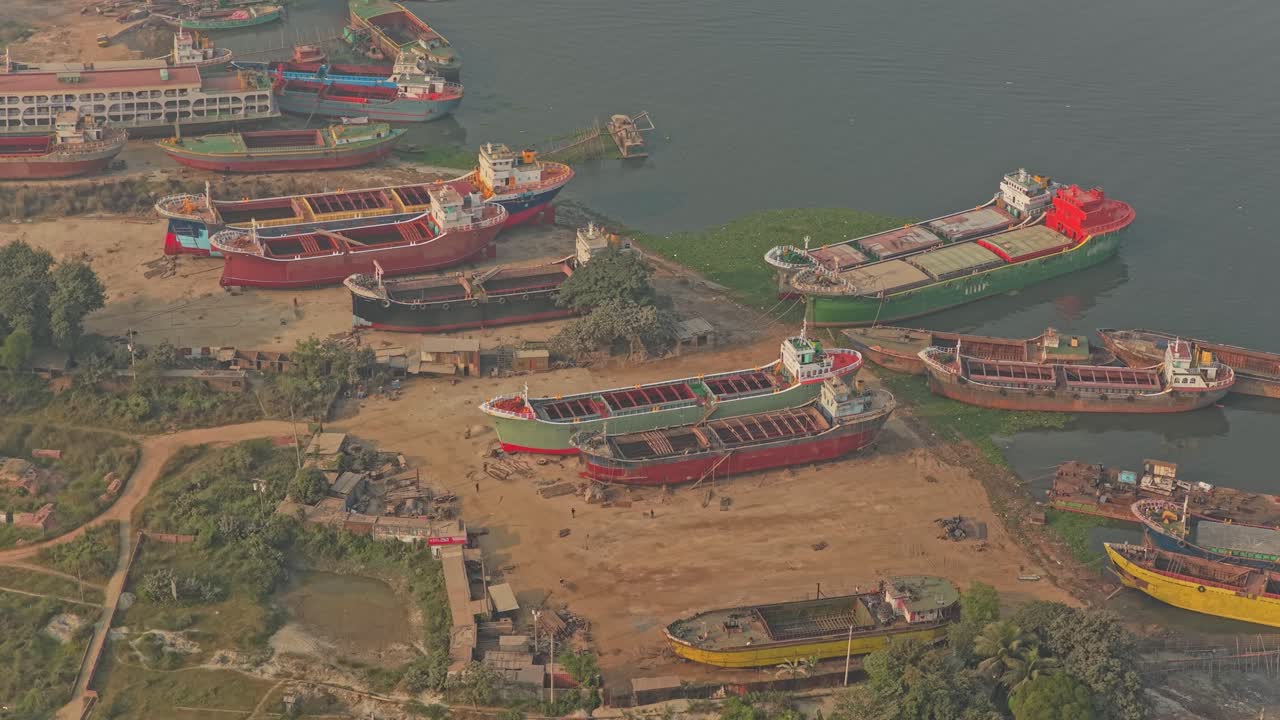 Vista de drone de estaleiros fluviais no porto de Daca em Bangladesh