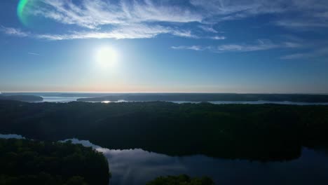 Vista-Aérea-Del-Lago-Monroe-Con-Cielos-Azules-Y-Nubes-Tenues