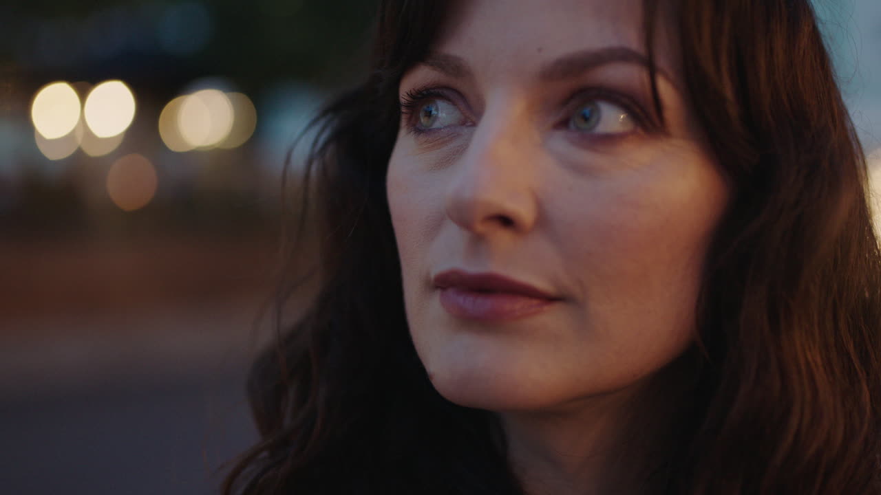 retrato en primer plano de una hermosa mujer morena que busca una contemplación pensativa en una tranquila noche urbana