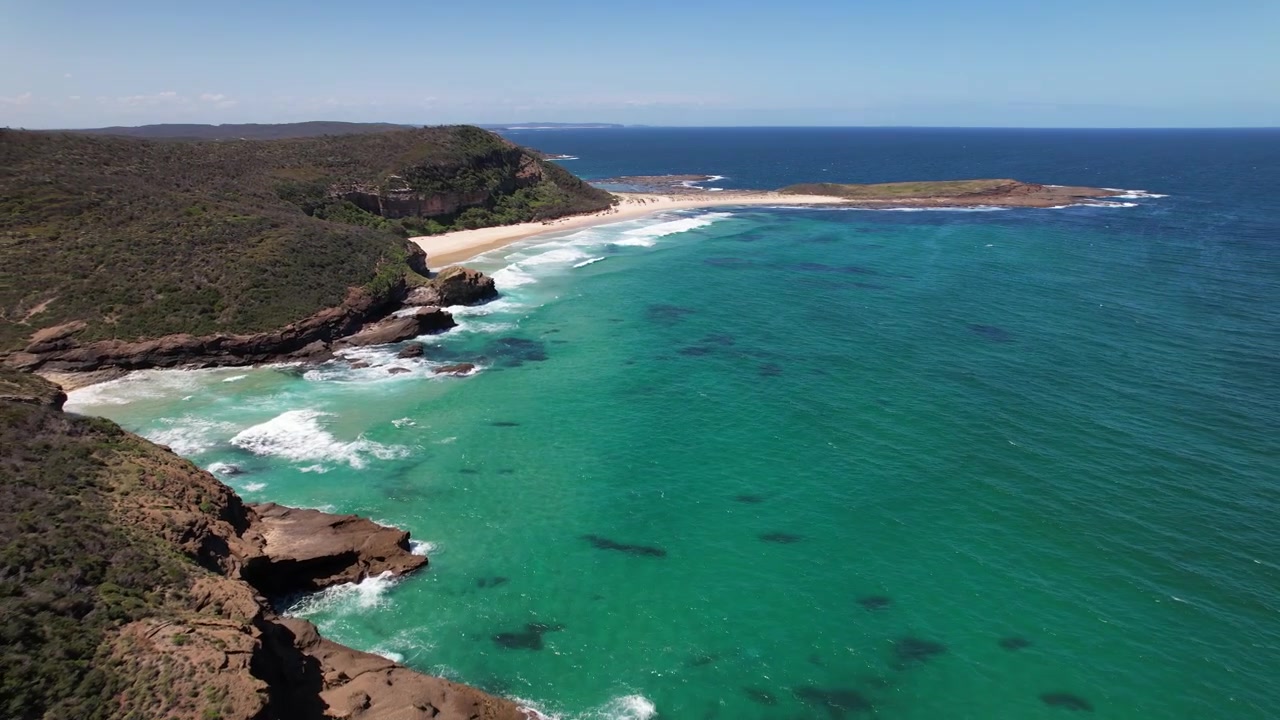 Mare turchese e Flat Rocks Point a Moonee, NSW, Australia - Ripresa con drone