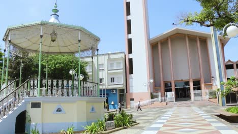 Catedral-Y-Quiosco-De-Música-En-La-Plaza-Rui-Barbosa-En-El-Centro-De-La-Ciudad-De-Bauru