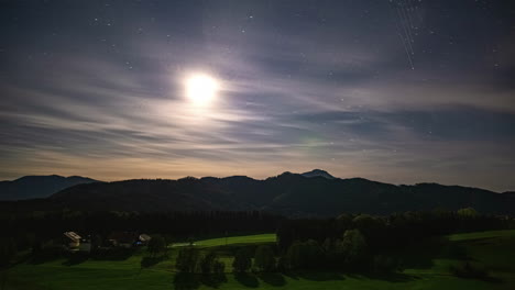 Sterne-Funkeln,-Während-Nachtwolken-über-Die-Hügel-Des-Attersees-Ziehen,-Festgehalten-In-Einem-Nächtlichen-Zeitraffer