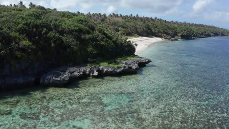 la costa pintoresca de tonga, en la polinesia