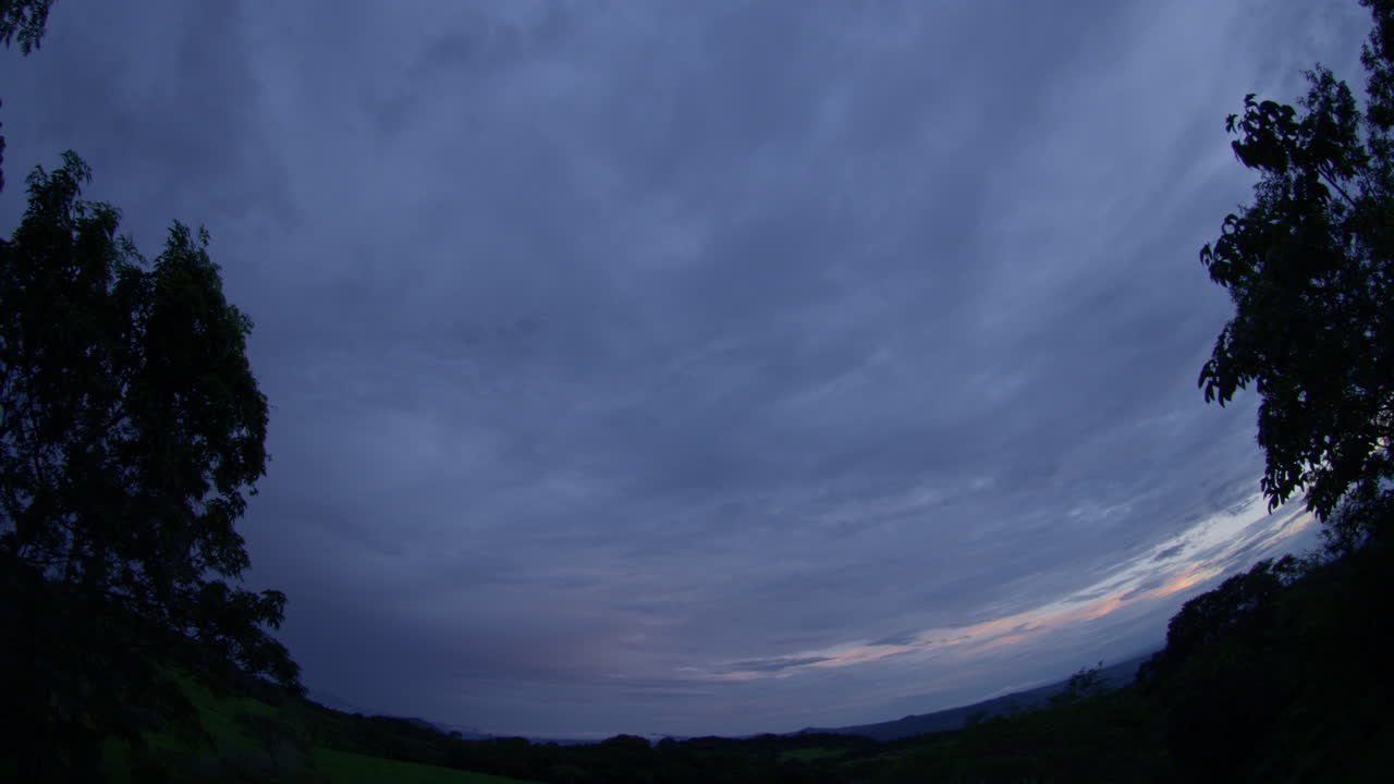 멕시코 베라크루즈의 아름다운 계곡에서 흐린 일몰
