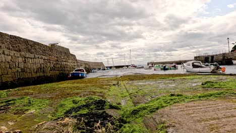barco acercándose al muelle en fife, escocia