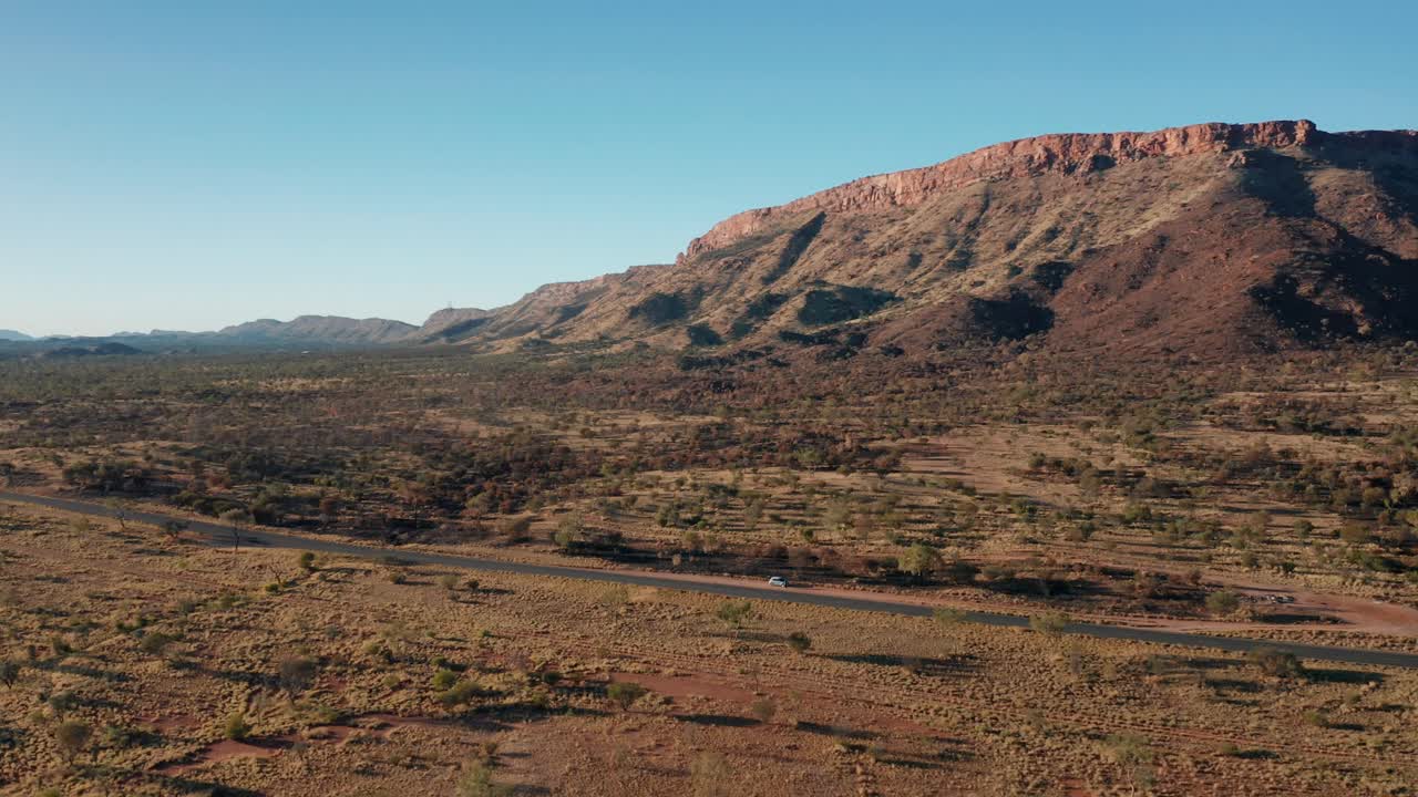 아침에 웨스트 맥도넬 산맥의  ⁇ 도 드론 촬영 북부 지역 오스트레일리아 4k