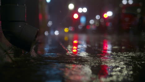 Agua-Saliendo-Del-Desagüe-Durante-La-Lluvia-Por-La-Noche