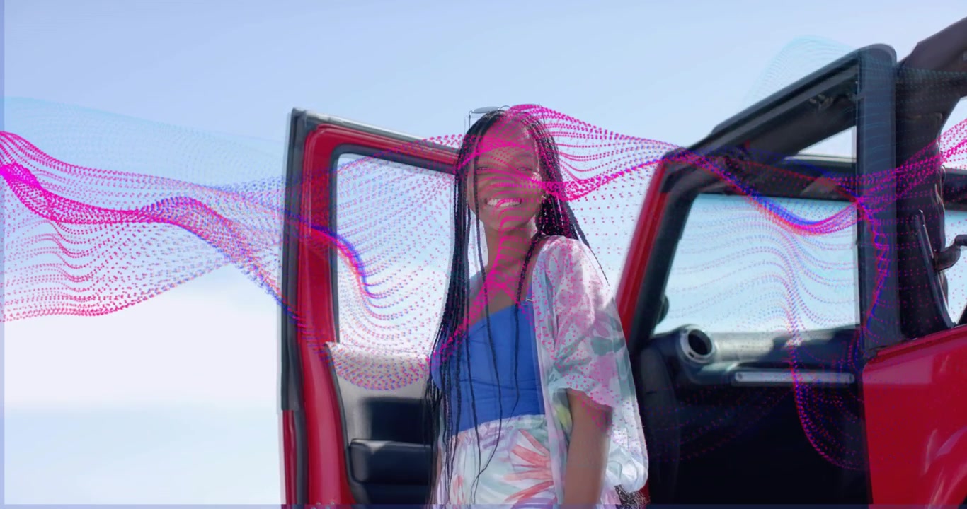 Donna che scende da un veicolo rosso e attiva una grafica animata a onda rosa per una visualizzazione di marketing