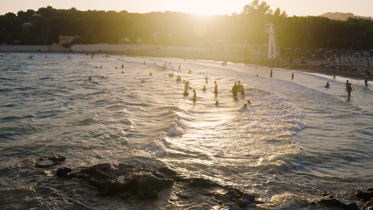 사람 들 과 함께 해가 지는 해변 장면