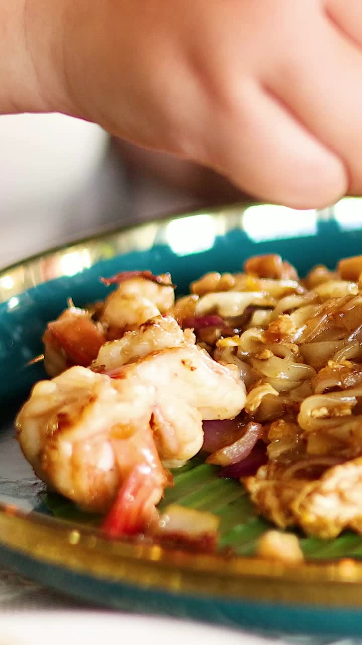 맛있는 패드 태국 요리에 라임을 러