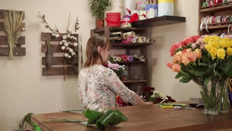 florista que crea ramos de flores
