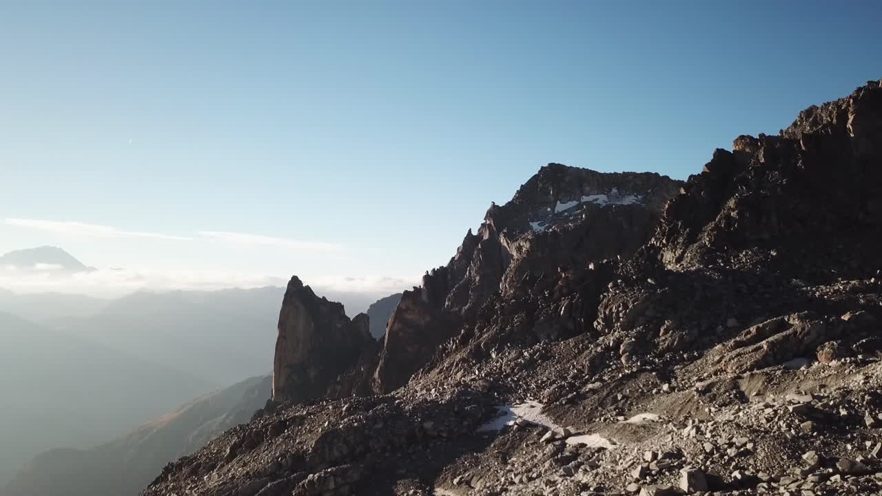 picos rocosos de los alpes, suiza vistos durante un amanecer
