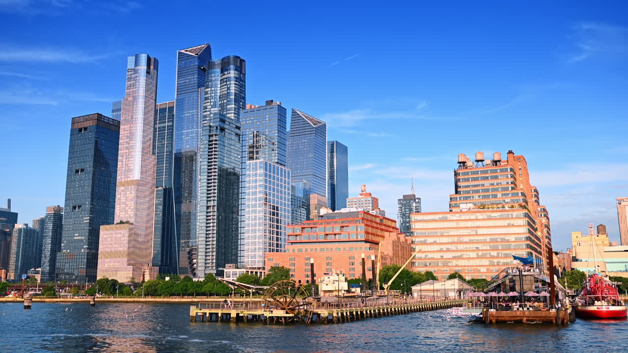New York, Hoa Kỳ, ngày 1 tháng 8 năm 2025: Các tòa nhà chọc trời Hudson Yards và quang cảnh bờ sông ở Thành phố New York. Các tòa nhà chọc trời hiện đại của Hudson Yards và các tòa nhà bờ sông gần đó ở Thành phố New York dưới bầu trời xanh trong vắt