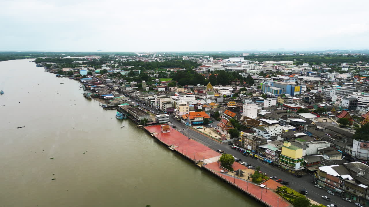 Centro città di Surat Thani sulle rive del fiume Tapi, Thailandia del Sud