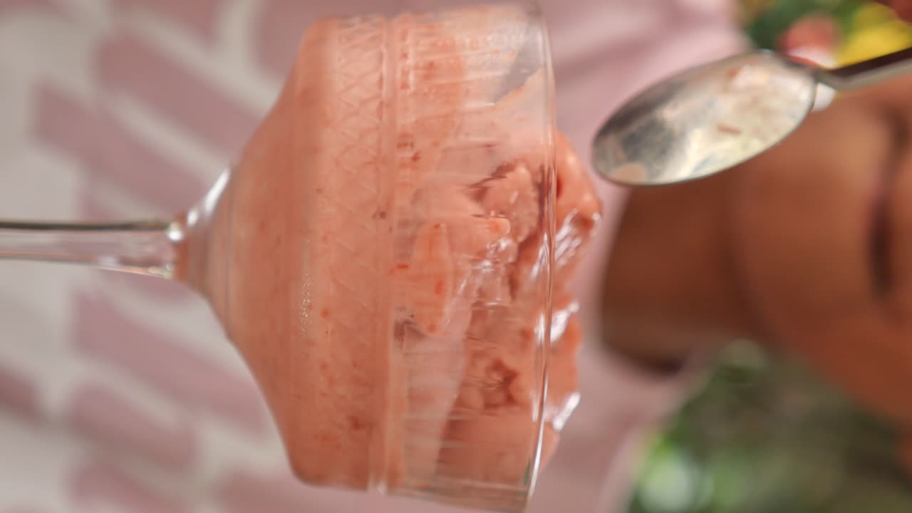 유리에 딸기 아이스크림