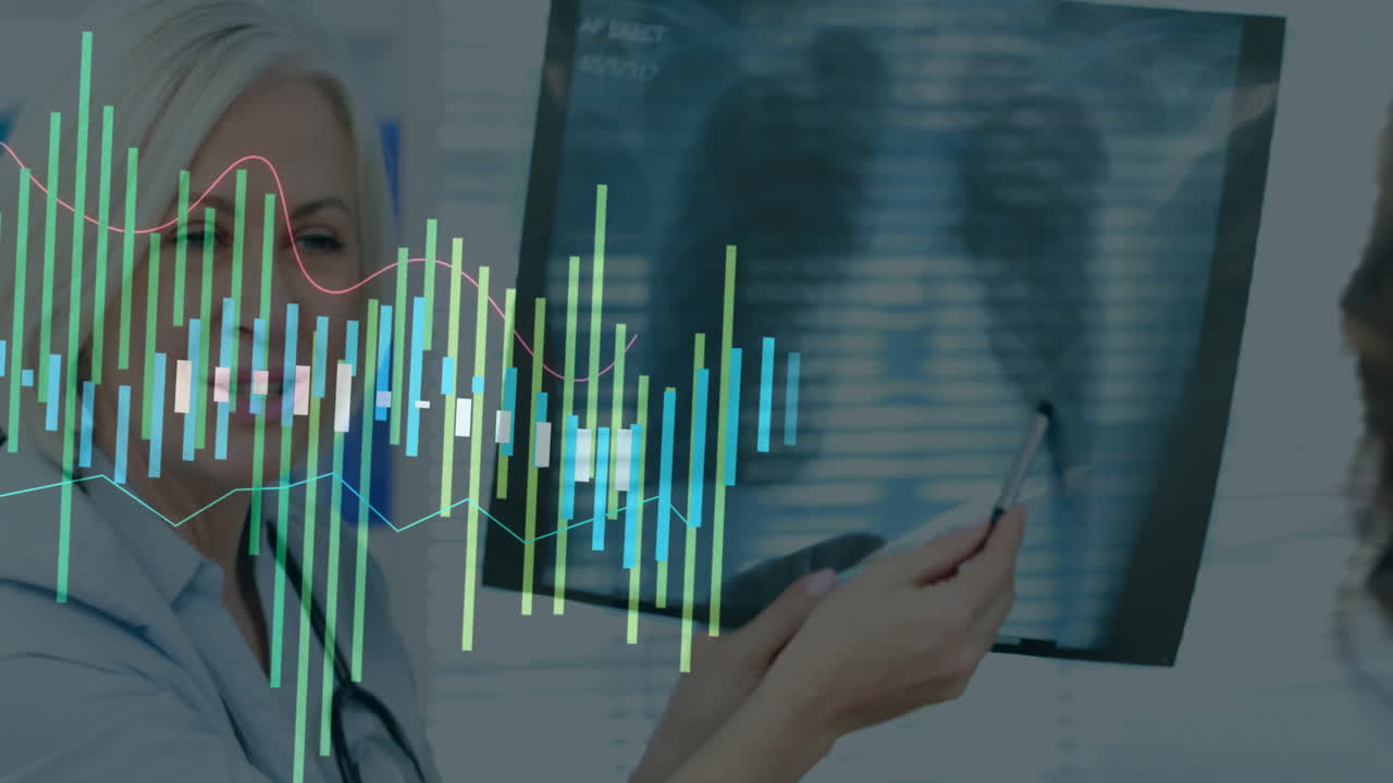 examinando rayos x, el médico analizando datos con superposición animada en el consultorio médico