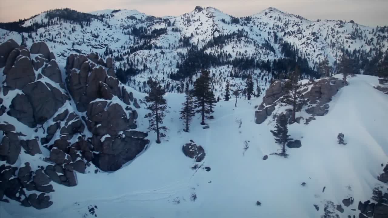 las montañas están cubiertas de nieve