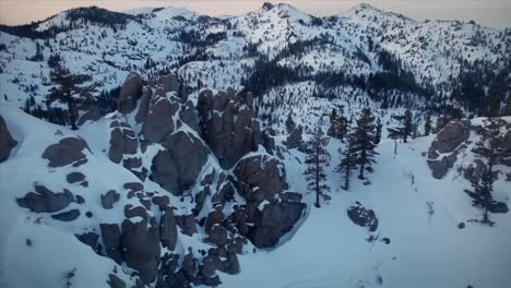 Las-Montañas-Están-Cubiertas-De-Nieve