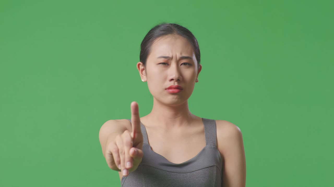 여자가 불쾌감을 표합니다.