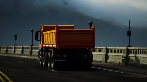 Großer-LKW-Auf-Der-Brücke