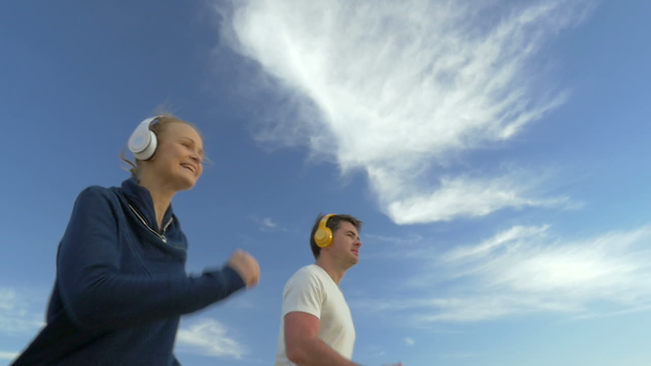 correr todos los días los mantiene en forma.