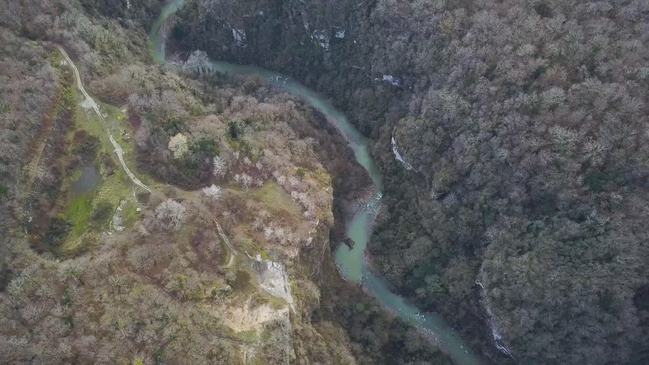 взгляд с воздуха на извилистый речный каньон