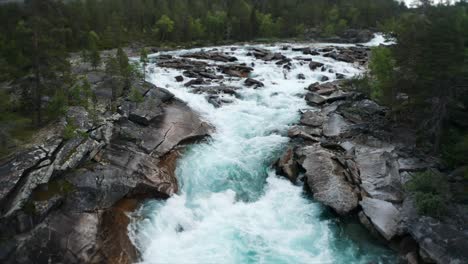 Vista-Fascinante:-El-Poderoso-Flujo-De-Agua-Salvaje-Que-Corre-En-El-Estrecho-Lecho-Rocoso-Del-Río,-Formando-Espuma,-Salpicando,-Formando-Remolinos-Y-Remolinos-En-Su-Camino