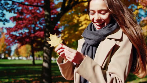 una mujer disfrutando del otoño en un parque.
