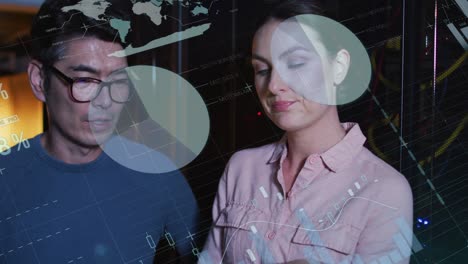 animación del procesamiento de datos, diversos ingenieros de ti masculinos y femeninos con tabletas por servidores de computadoras