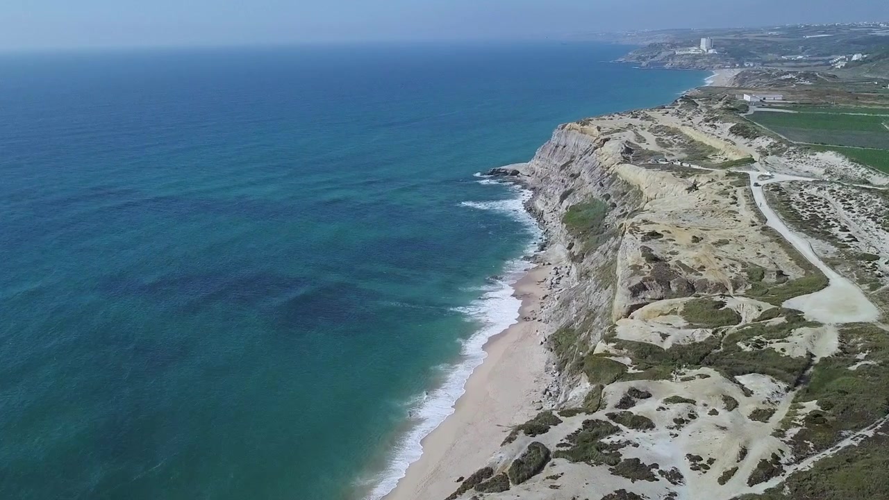 Vista aerea di una costa a Santa Cruz, una spiaggia vicino a Lisbona