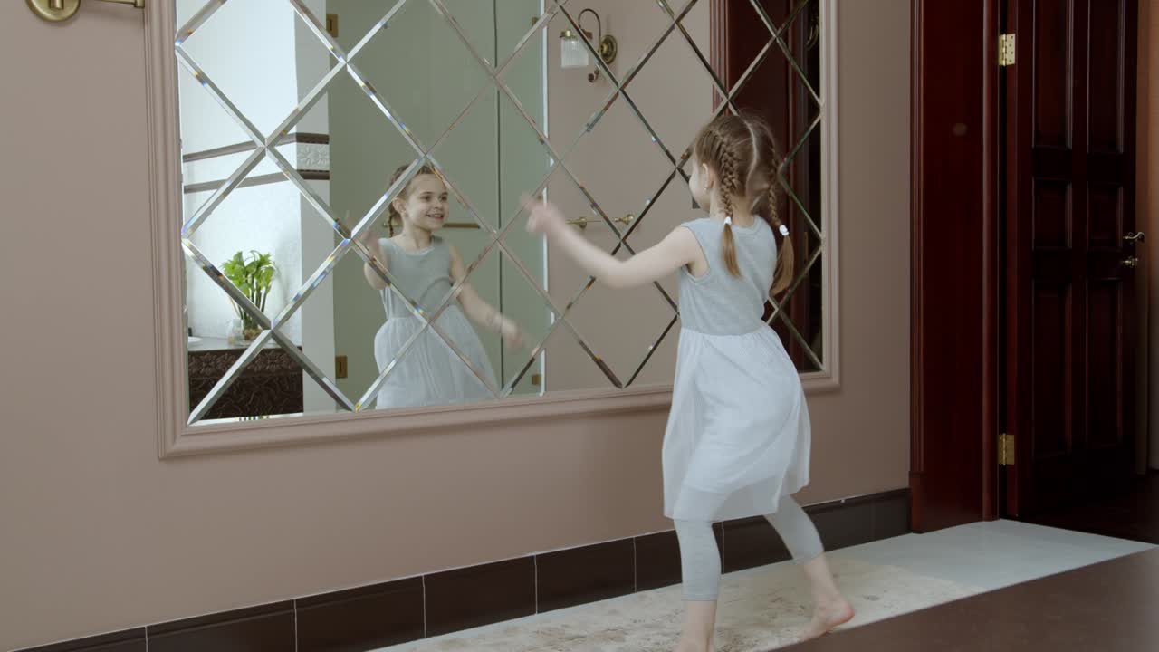 Filmato in loop di bambina piccola sorridente che balla