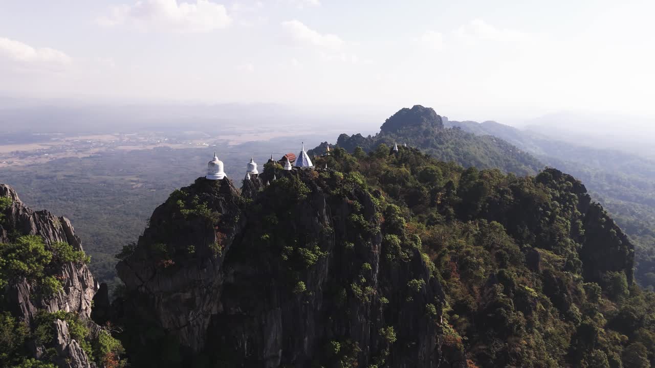Những công trình Phật giáo màu trắng trên đỉnh núi xanh tươi ở Thái Lan