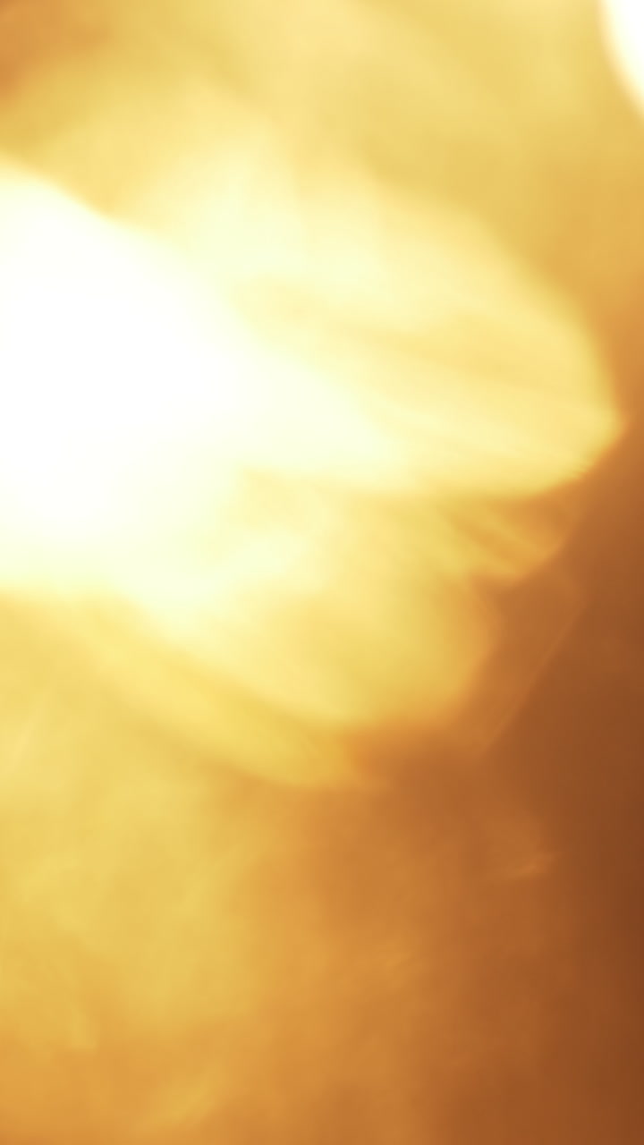 Transição abstrata de vazamentos de luz e flares dourados.