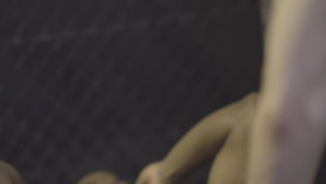 hombre haciendo abdominales en el gimnasio