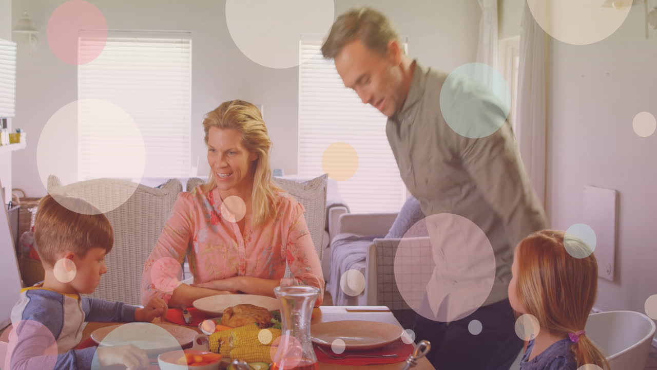 анимация падающих пятен над счастливой кавказской семьей, проводящей время вместе