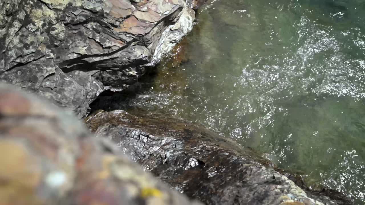 Rallentatore di acqua che lambisce il bordo della riva