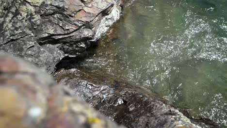 Zeitlupe-Des-Wassers,-Das-Am-Rand-Des-Ufers-Plätschert