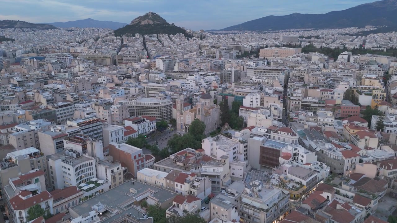 Aerea - Cattedrale Metropolitana di Atene con il Monte Licabetto che si erge sulla città