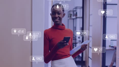 Animation-Von-Mediensymbolen-über-Einer-Glücklichen-Afroamerikanischen-Geschäftsfrau,-Die-Ihr-Smartphone-Nutzt